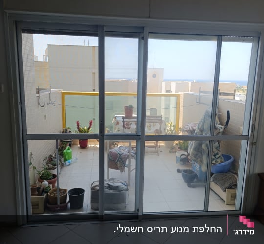 מרפסת עם צמחים ודלתות זכוכית